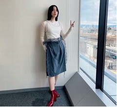 のん「スカートのレースと赤いブーツが素敵」洗練されたコーデ姿でピース