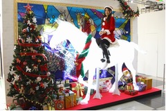 渋谷駅に&ldquo;乗れる&rdquo;LEDの馬像、イルミ装飾されたキラキラ馬車も出現。