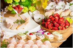 旬の苺と苺デザートが食べ放題、4月30日までのディナータイム限定。