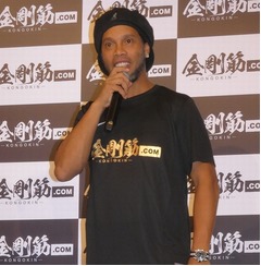 ロナウジーニョ、&ldquo;政界入り&rdquo;を真っ向否定