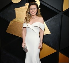 「クソみたいなマネージャーに『豊胸手術を受けろ』って言われた」43歳歌手が暴露