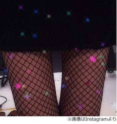 トリンドルのセクシーな太もも、網タイツ姿にファンから喜びの声。