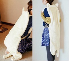 モコモコの&ldquo;猫&rdquo;背負って防寒、真冬でも安心のカイロポケット付き。