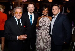 トニー・ベネット87歳の誕生会、ジョン・トラボルタらも駆けつけた。