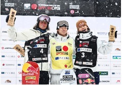 優勝した戸塚ら