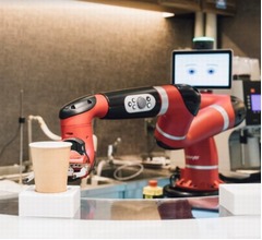 ロボットがコーヒー淹れる「変なカフェ」
