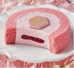 ローソン&ldquo;天然でルビー色のチョコ&rdquo;のロールケーキ