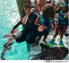 マライアと6歳双子の子供たち、サメと泳ぐ