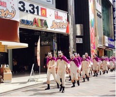 ごっつ&ldquo;ミラクルエース&rdquo;出没、DVD-BOX発売記念で30人が新宿を闊歩。