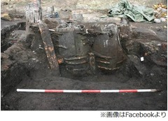 まだ臭う700年前のトイレ発見、排泄物や革・布などお尻拭くアイテムも。