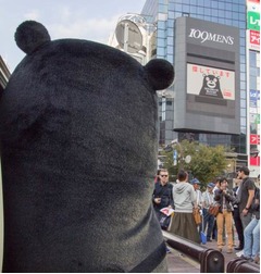 くまモン&ldquo;赤いほっぺ&rdquo;どこへ、渋谷街頭ビジョンで捜索協力呼びかけ。