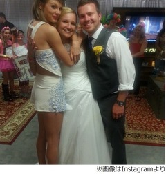 テイラー・スウィフトのコンサートで挙式、大ファンカップルの夢叶う。