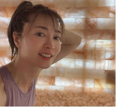 &ldquo;ポニテ&rdquo;新山千春、スポーティーな格好で岩塩浴楽しむ