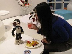 ロボに出会える「ロビカフェ」、近未来的な空間で楽しいひとときを。