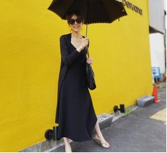 高岡早紀、全身&ldquo;ブラックコーデ&rdquo;で娘とお出かけ