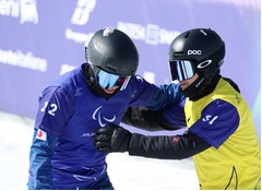 健闘をたたえ合う小栗