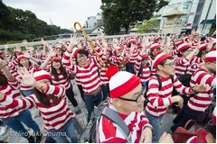 渋谷に大量のウォーリーが出現、赤白ロングTとニット帽の100人練り歩く。