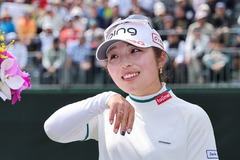涙を流す佐久間　女子ゴルフ