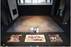 巨大スーパーゼウスがギネスに、トレエンと山田菜々がセレモニー参加。