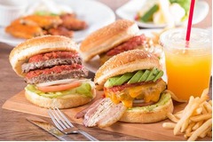 つぼ八新業態はハンバーガー店、本格的なアルコールメニューも提供。