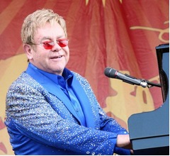 エルトン・ジョン、大富豪孫娘結婚式のギャラ