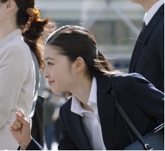 三井住友銀行CMの美女は誰？ 再生100万回突破