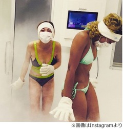 リンジー・ローハンが凍結療法、友人と水着で楽しむ様子が話題に。