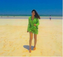 高橋メアリージュン「海外だと大胆な格好がしやすい」ミニ丈ワンピで&ldquo;美脚全開&rdquo;