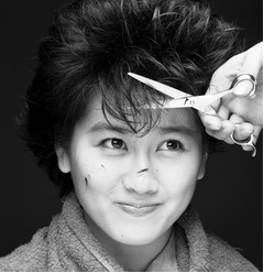 渡辺美里の&ldquo;秘蔵写真&rdquo;を発見、前髪切るジャケ写の未発表カット。