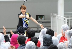 雨中に響く「荻野目ちゃ〜ん」、&ldquo;ヨーコの日&rdquo;に500人のファンが熱狂。