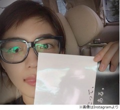 「メガネ汚っ！」前髪ツルツル川口春奈に反響