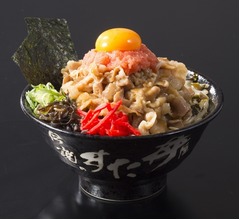 豪快ジャンク丼、ご飯の上でとんこつラーメン表現