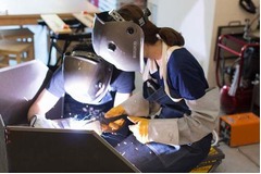 仕事帰りの&ldquo;溶接女子&rdquo;増加中、大きな音や火花飛び散る溶接体験が人気。