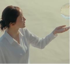 &ldquo;可愛すぎる&rdquo;綾瀬はるか、人差し指を頬にあててニッコリ「えへっ」