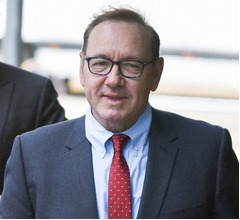ケヴィン・スペイシーが判決に涙、性的暴行裁判で容疑9件すべて無罪