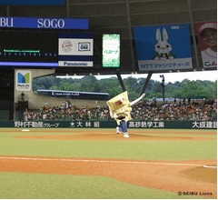 剛球左腕ファミチキ先輩、始球式でMAX119km