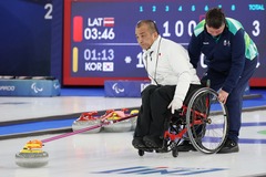 ストーンを放つ中島