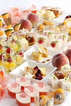 桃と桃のスイーツが食べ放題、木・金の夜限定で「ピーチフェア」。