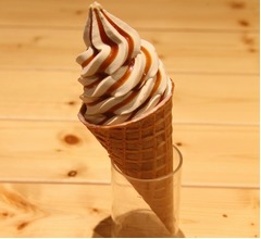 やわらか&ldquo;もちソース&rdquo;の黒みつきなこアイス