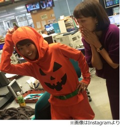 「めざど」でカボチャがお天気、&ldquo;黒すぎる女子アナ&rdquo;岡副麻希がノリノリ。