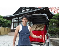 武井壮&ldquo;ベビー・グルート&rdquo;を人力車でおもてなし