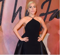 ガガ、米番組で初告白「PTSDに悩まされている」