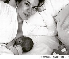 リヴ・タイラーが授乳姿を公開「赤ちゃんの娘と寄り添う日曜の朝」。