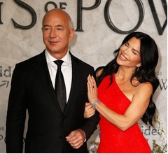 Amazon創業者、所有する&ldquo;700億円の豪華ヨット&rdquo;で婚約パーティー