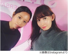 顔テカテカ小嶋陽菜＆前田敦子「てかはる＆てかあつ」「テカりすぎ」。