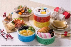 カラフルな「ツムツム」おせち、円筒形4段重に13品をラインアップ。