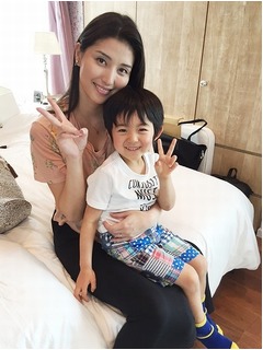 橋本マナミがメロメロな相手、後ろから抱きしめたツーショット披露。