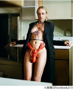 大胆&ldquo;海老ビキニ&rdquo;世界が狼狽「いやだ&hellip;」「アヴァンギャルドすぎる」。