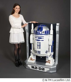 1/1サイズでしゃべる「R2-D2」、バンダイ特殊技術で&ldquo;半立体&rdquo;に。