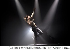 トムが&ldquo;ロックの神様&rdquo;に挑戦、初のミュージカル映画で力強い歌唱。